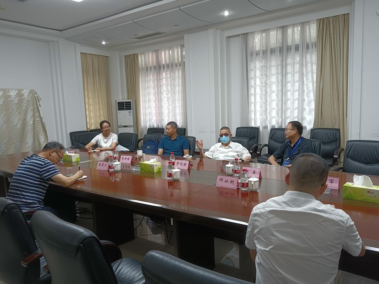 四川种业集团科创中心造访荣廷昭院士