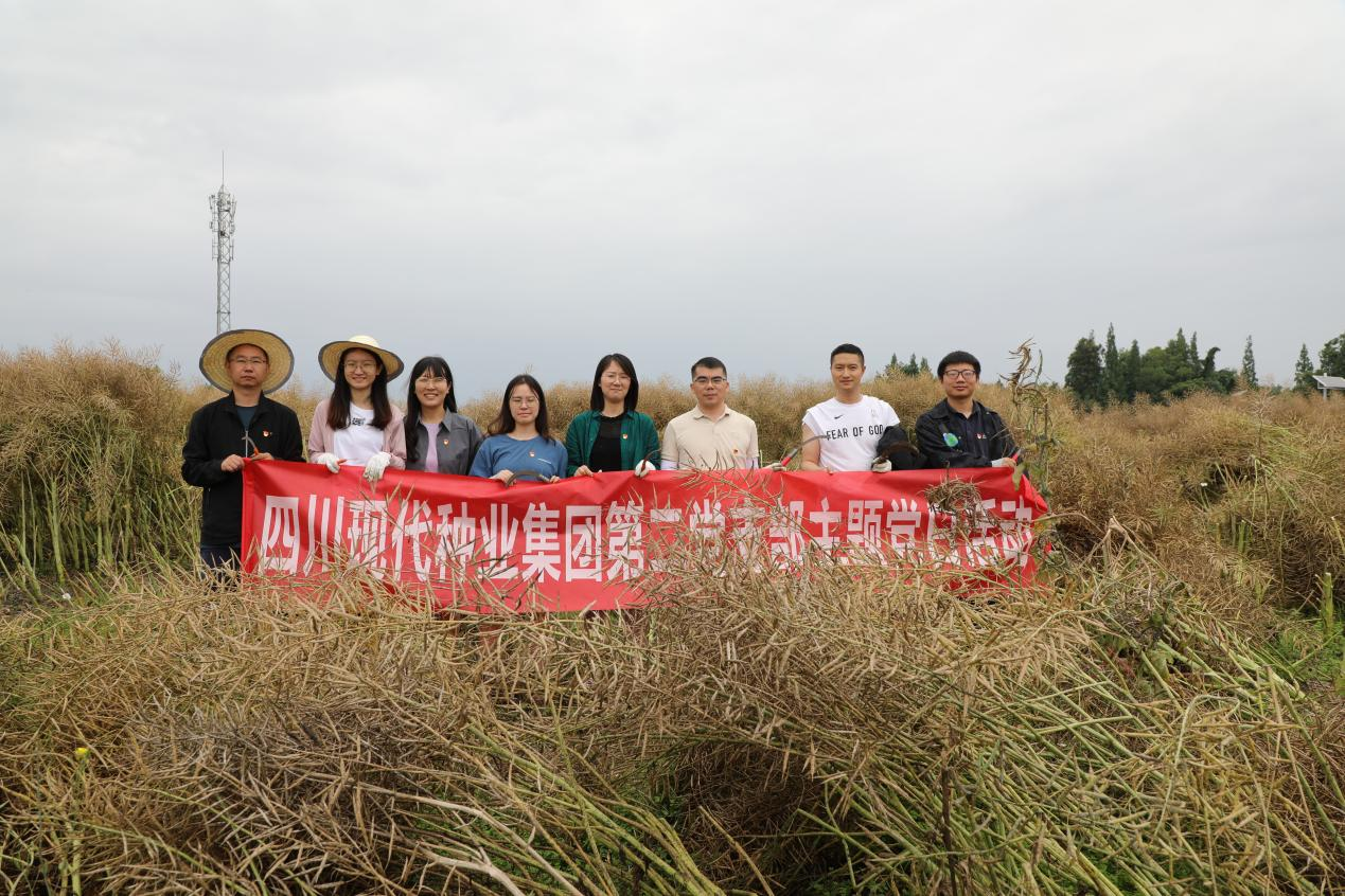 今年会第二党支部进杏装党建引领促春耕，，，，，，不负农时迎丰登”主题党日活动1.png