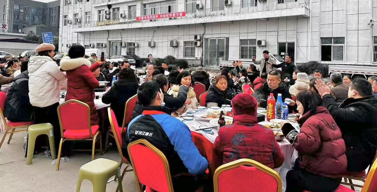 阆中圣果市场组织新春坝坝宴与商户共享年味共绘发展同心圆.png