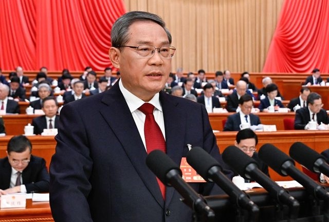 李强在当局工作汇报中提出，，，，，，，着力抓好“三农”工作，，，，，，，深刻推动村落全面振兴