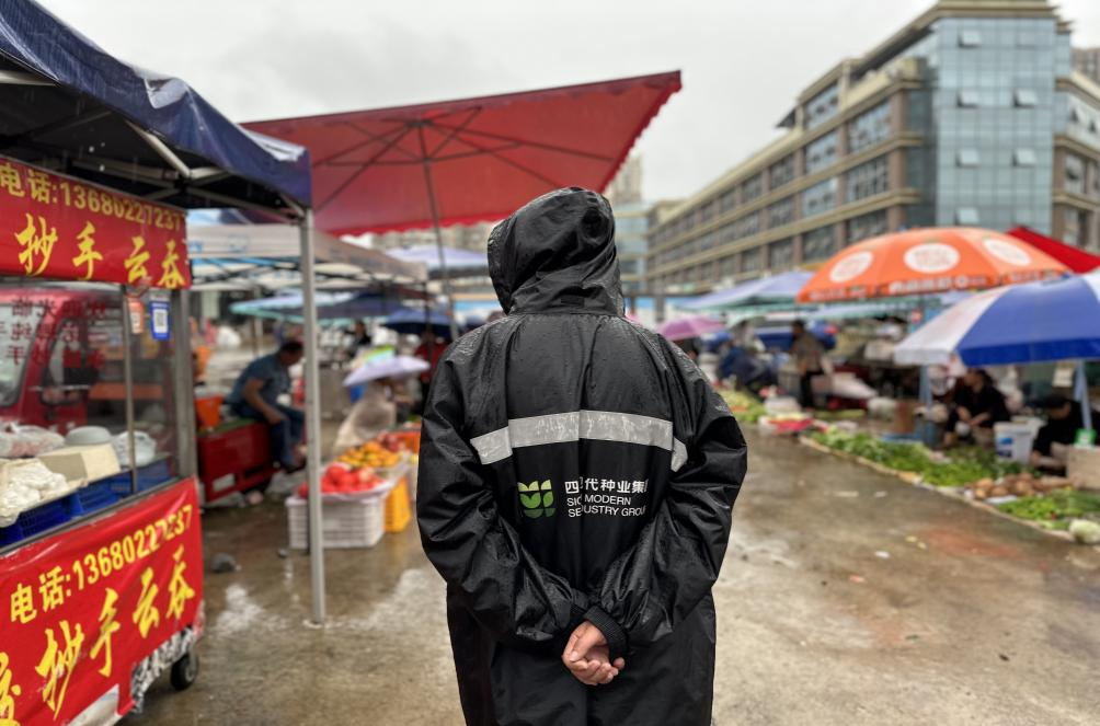 国庆坚守，，，，，，，共筑市场繁华 ——南充片区市场治理人员的节日贡献纪实